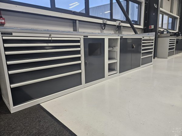 Engineering workshop workbench storage