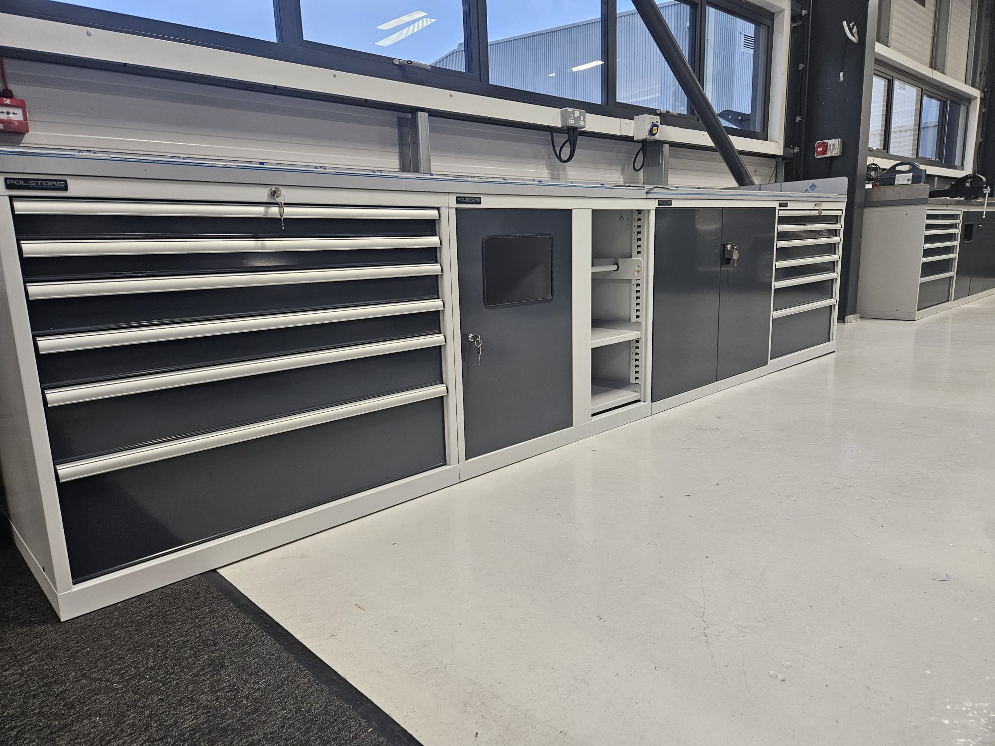 Engineering workshop workbench storage